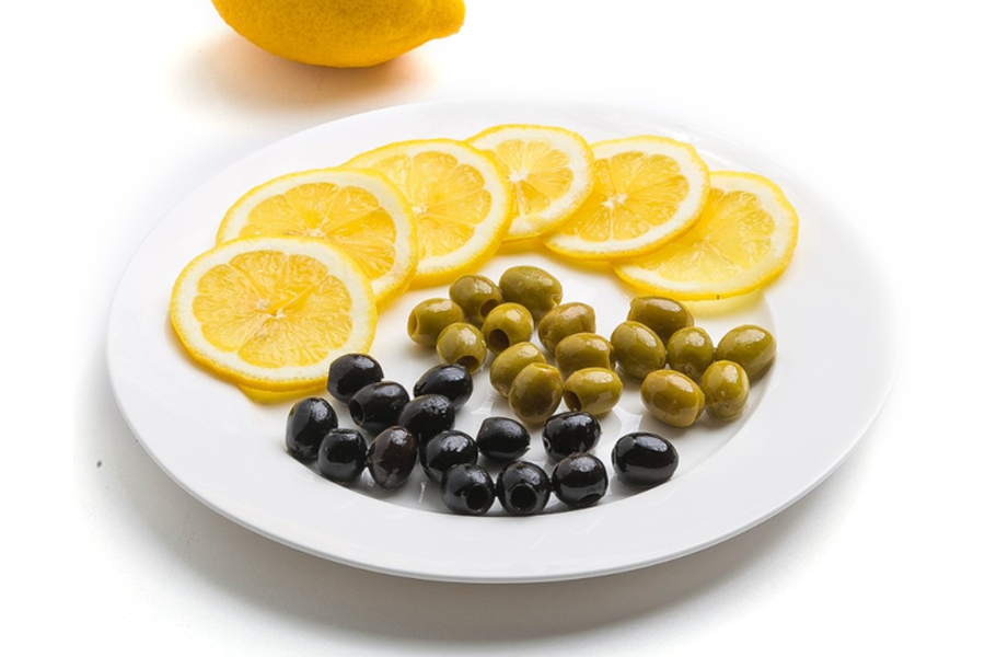 оливки, маслины и лимон